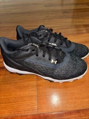 Under Armour Kids Black and White Athletic football baseball Cleats size 5.5Y